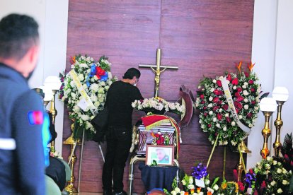 El hermano de la víctima llegó al velorio, que se realizó en una funeraria del sur de la capital, donde recordó su infancia.