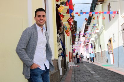 En los inicios de su carrera tomó clases de dicción y laboró en radio para conseguir un acento neutral.