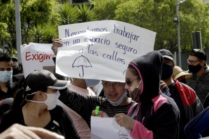 Las personas ligadas al trabajo sexual en la capital llegaron a las afueras de la Secretaría de Salud a protestar
