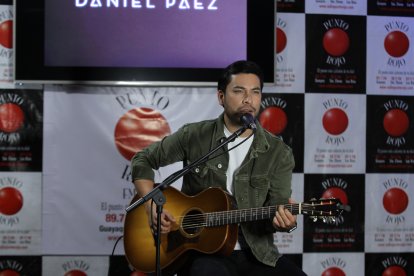 Este joven artista multifacético se destaca en la interpretación de géneros musicales como: pop, balada y música clásica.