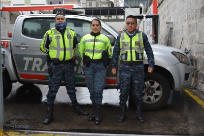 Los tres agentes de tránsito que ayudaron en las labores de parto.
