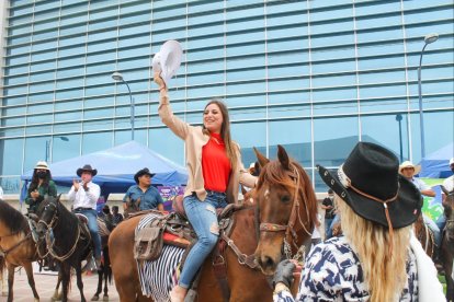 Una mujer montuvia muestra su habilidad para domar al caballo.
