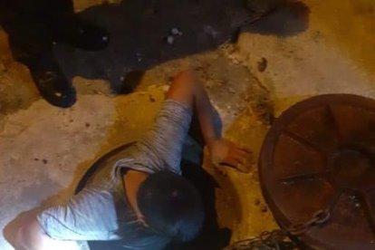 Los hombres supuestamente cortaban los cables del internet.