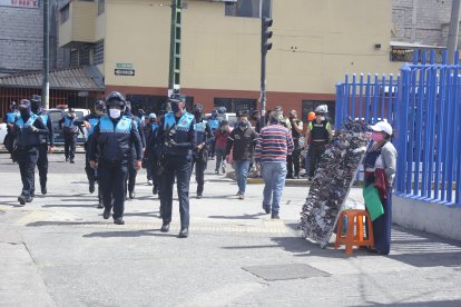 Cerca de 50 uniformados, entre policías nacionales y metropolitanos, recorrieron ayer la zona.
