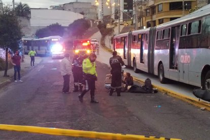 La madre del joven fallecido nunca se movió de la escena.