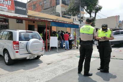 Un grupo de agentes estaba en un un local de comidas cuando un sujeto armado los sorprendió.