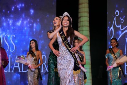 Cristina Hidalgo corona a la nueva Miss Ecuador, Leyla Espinoza.