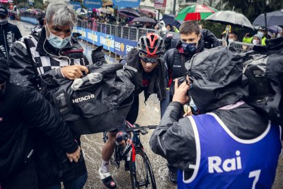 Narváez sufrió varios golpes en su cáida.