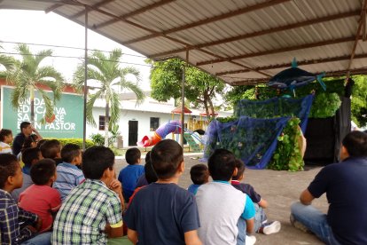 Los menores tienen actividades sociales en las casas de acogida en las que se encuentran.