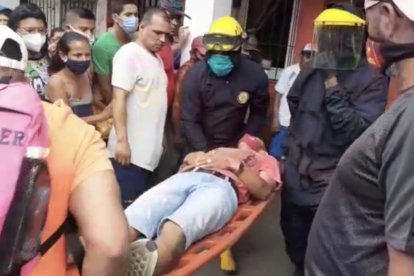 El herido fue sacado del interior de la vivienda y llevado al hospital.