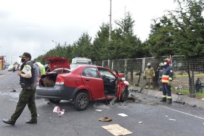 En este vehículo viajaban las tres personas que fallecieron.