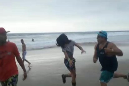 El hombre que acusó a la Brandon le dio un puñete en el rostro.