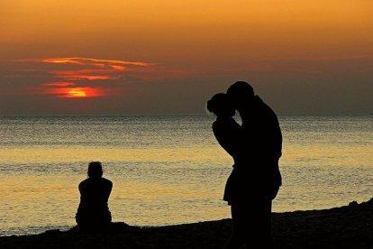 Cree que el hermano de ella es su amante.