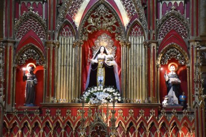 Hasta el altar de la Señora del Rosario llegan sus fieles creyentes con sus peticiones y agradecimientos.