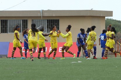 La delantera Jhojandry Monsalve (11) anotó un doblete en la victoria de Barcelona (2-0) ante Emelec en el Clásico del Astillero.