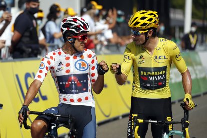 Richard Carapaz (i) y Primoz Roglic (d) figuran entre los favoritos para ganar la Vuelta a España.