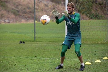El golero Javier Burrai viajará a Argentina, por el fallecimiento de su padre.