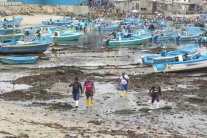 Esta vez los pescadores no tuvieron que utilizar lanchas para llegar a sus botes.