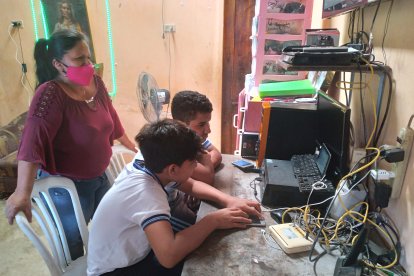 Su hijo Anthony y Jhon son compañeros de la escuela.  La disciplina y atención son indispensables en el ‘salón’.