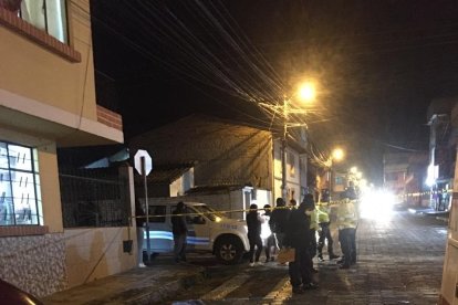 El cuerpo de la víctima quedó tendido en la calle.