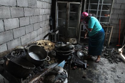 Los perjudicados buscan entre los escombros algún pertenencia que no se halla quemado.