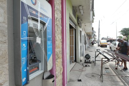 El robo del cajero automático ocurrió la madrugada del domingo.