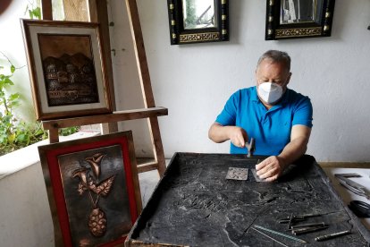 Los precios de sus obras van desde 40 a mil dólares.