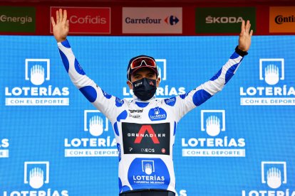 Richard Carapaz en el podio de la Vuelta a España luciendo el maillot de lunares como líder de la clasificación de la montaña.