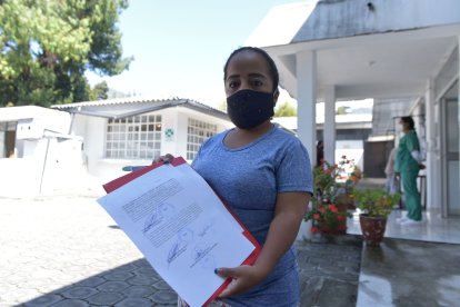 La mujer muestra los exámenes que se hizo en la Fiscalía luego de la agresión.