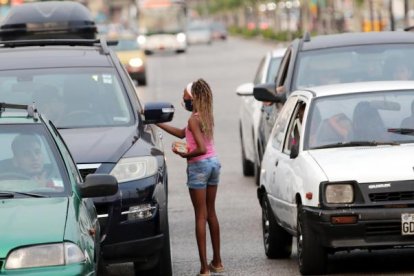 Los menores pierden su niñez y su dignidad cuando trabajan. En las calles de las ciudades ecuatorianas estas escenas son comunes.