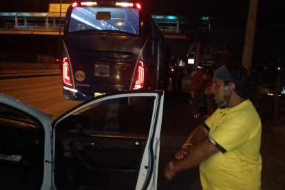 La víctima recibió un disparo en la mano izquierda y fue llevada a un hospital.