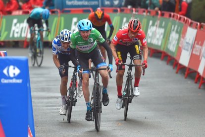 Richard Carapaz (i) en el infartante cierre de la tercera etapa de la Vuelta a España.