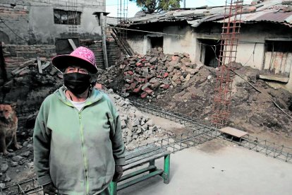 Los voluntarios ya han armado la estructura con varillas de hierro, pero faltan materiales.