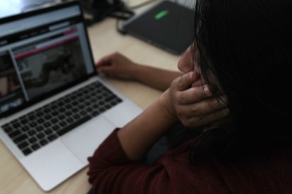 Las mujeres víctimas de este tipo de delitos suelen tener problemas psicológicos luego de ser expuestas en la redes sociales.