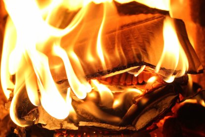 La mujer continúa prófuga.