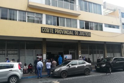 Afuera de la Corte Provincial permanecieron los deudos esperando por  una sentencia que no les gustó.