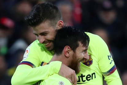 Lionel Messi (i) y Gerard Piqué son dos de los capitanes del FC Barcelona.