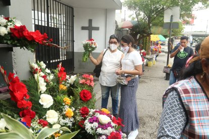Edith Litardo y su hija Gisella Martillo visitaron ayer la tumba de sus seres queridos.