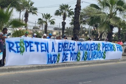 Varios hinchas azules reclamaron mayor compromiso a sus jugadores.