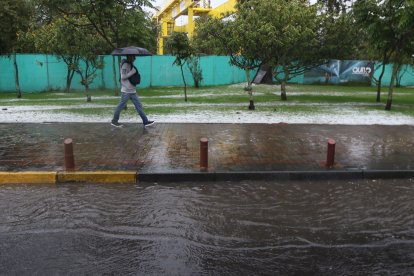 Los capitalinos deberán prepararse para enfrentar aguaceros hasta el 27 de octubre, según el Inamhi