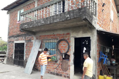 La familia Vera revisa los daños de su vivienda, en el 'allanamiento' delictivo.