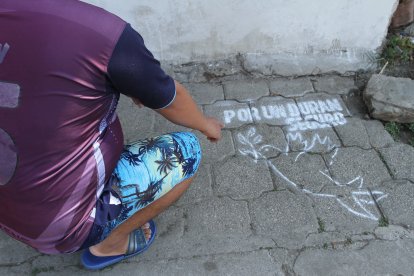 La policía dibujó una paloma en el lugar donde asesinaron a un joven, en Durán.