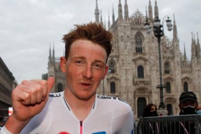 El británico Tao Geoghegan Hart celebra su victoria en el Duomo de Milán.