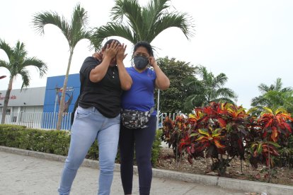 La esposa de la víctima es consolada por un familiar.GUAYAQUIL-ECUADOR