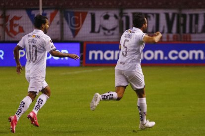 El volante argentino Lucas Villarreal (d) dio el triunfo a Liga de Quito para que siga en el camino de obtener la corona nacional.