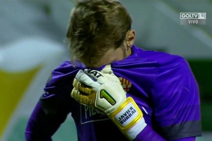 Javier Burrai no pudo contener la emoción, tras la victoria de Barcelona ante Liga de Portoviejo.