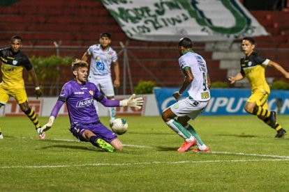 Javier Burrai, arquero de Barcelona fue elegido el mejor jugador del partido ante Liga de Portoviejo.