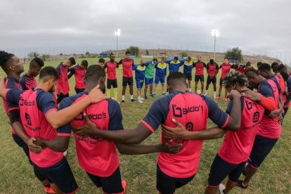 El cuerpo técnico del Delfín integrado por Zazhú y Tursi le pide al Todopoderoso que todo sea éxitos durante los partidos.