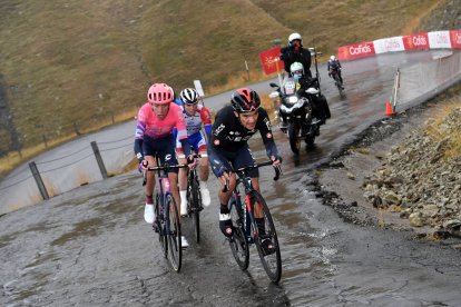 Richard Carapaz analizó que “queda lo más duro de la vuelta, los puertos serios que van a marcar mucha diferencia”.