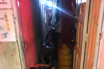 El joven corrió y buscó refugio en un zaguán, pero en el sitio estaba una mujer, quien también fue impactada por los proyectiles.